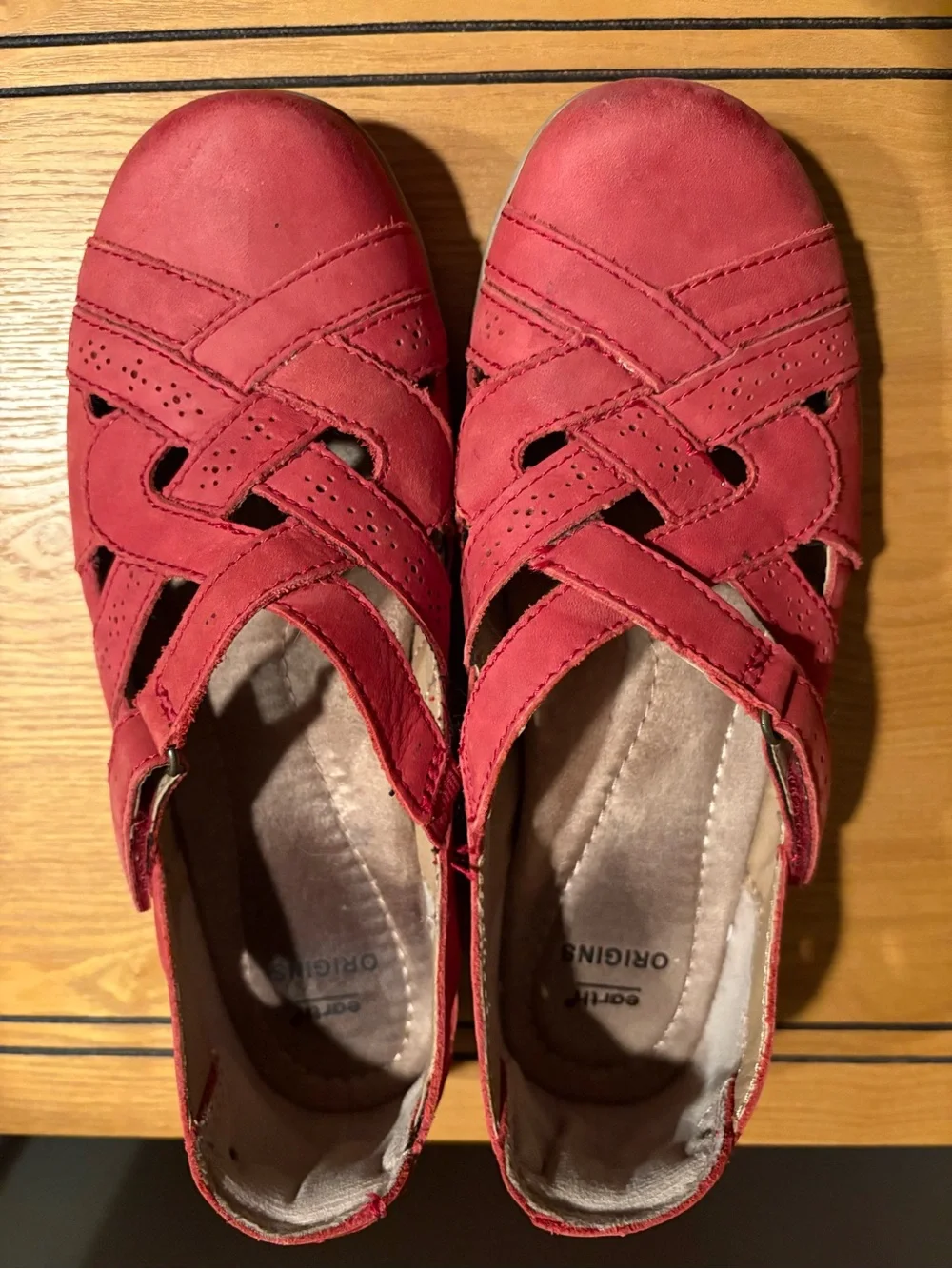 Earth Origins Red Leather Closed-Toe Flats